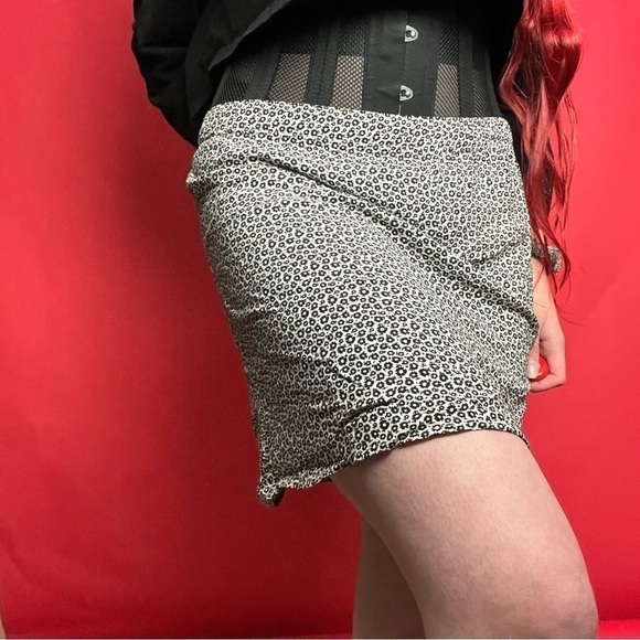 Black and white floral skirt 🖤🤍​​​​​​​​​​​​​​​​​​​ - Picture 2 of 4